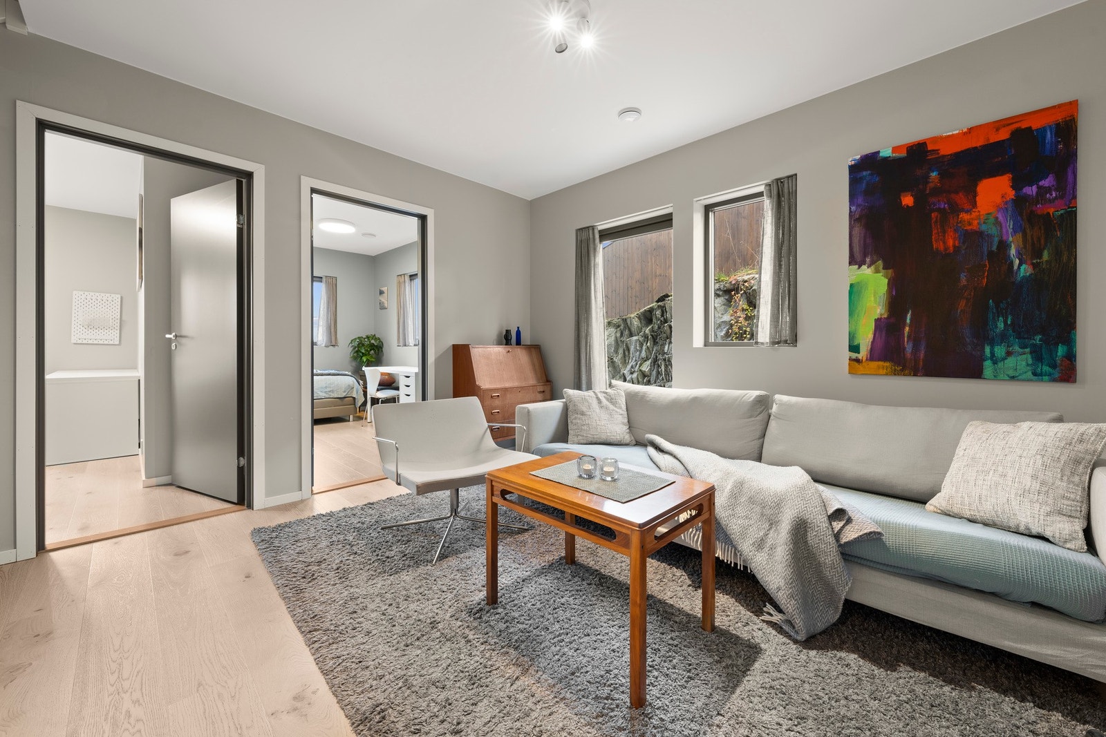 Hyggelig stue med adkomst til 2 av boligens soverom. Galleribilde