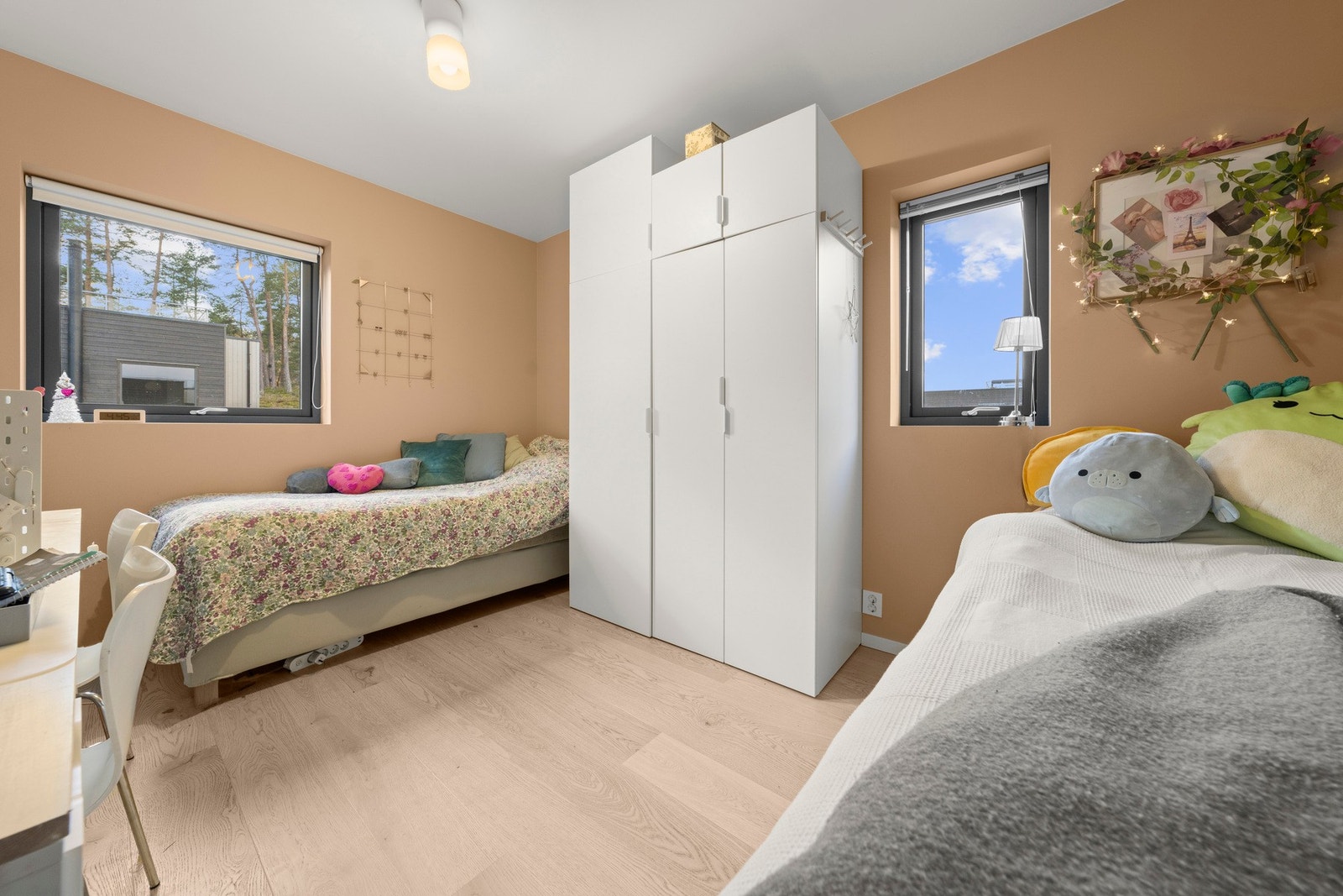 Hovedsoverommet som i dag benyttes som barnerom. Her er det rikelig med plass til dobbeltseng og øvrig møblement. Galleribilde