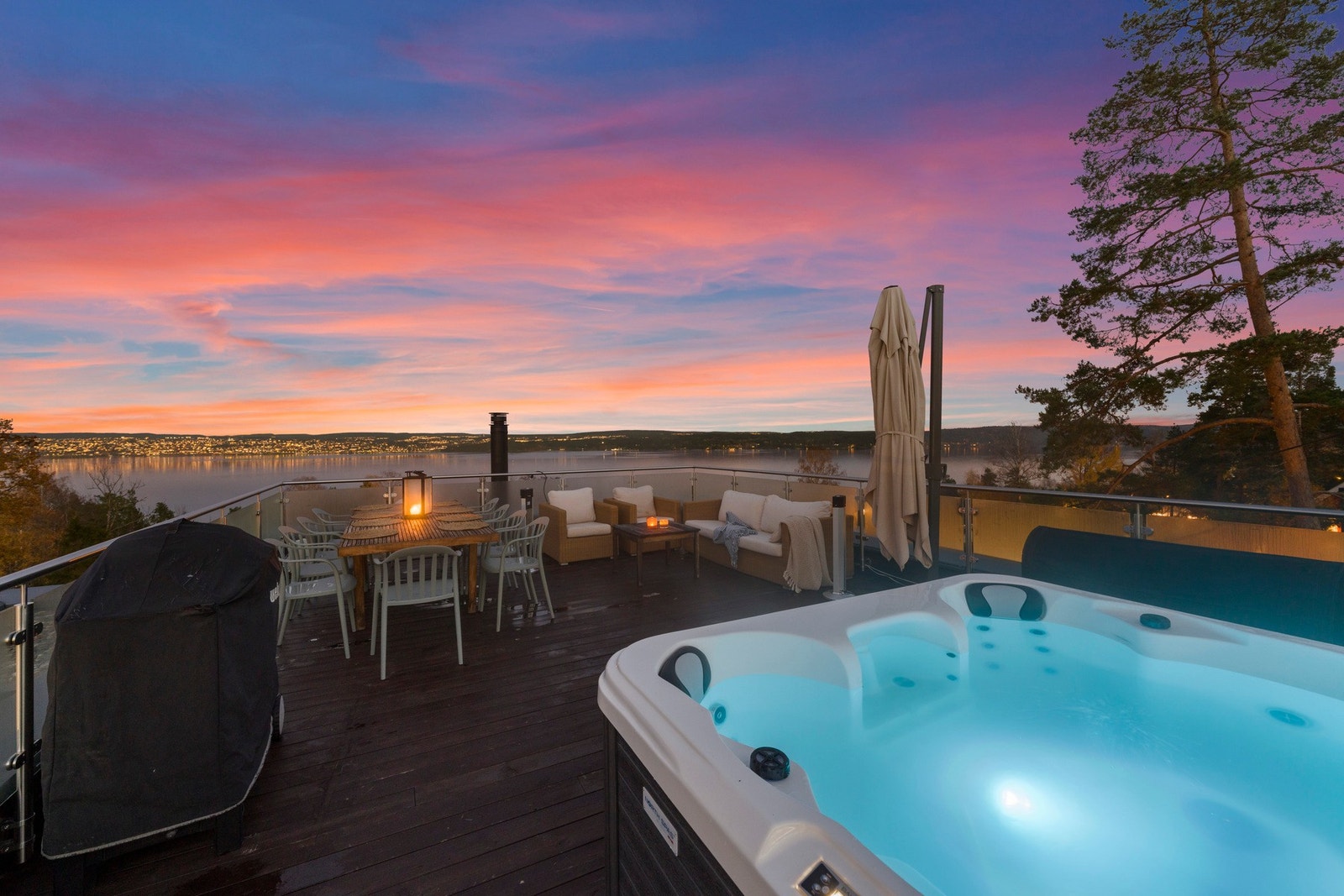 Takterrassen er utstyrt med et flott jaccuzi boblebad. Galleribilde