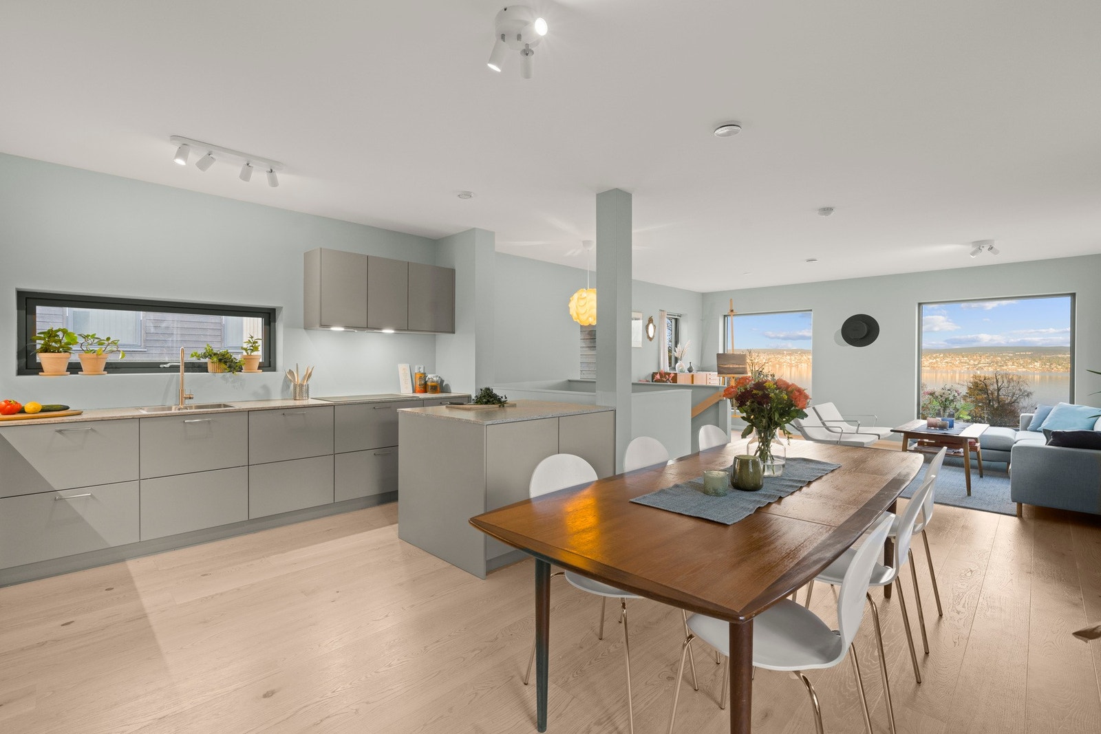 Utsikt mot fjorden fra kjøkkenet/stuen. Galleribilde