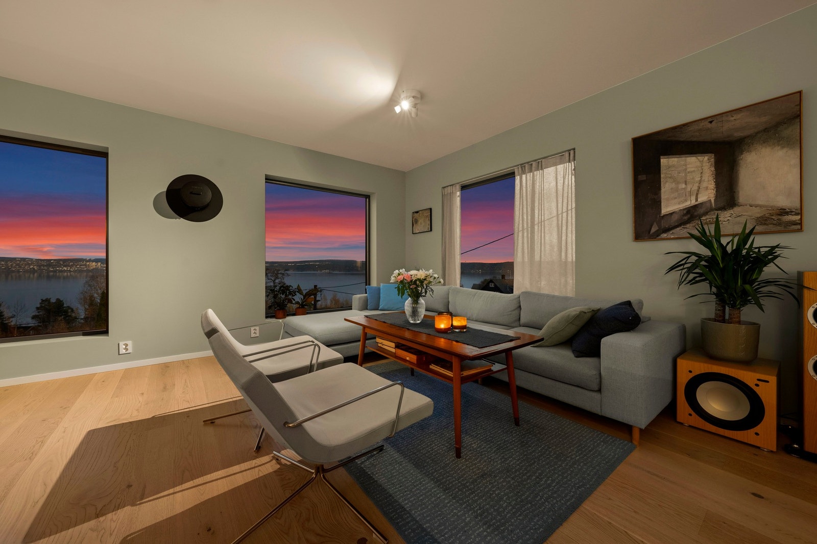 Boligen tilbyr en lun og idyllisk atmosfære på kveldstid. Galleribilde