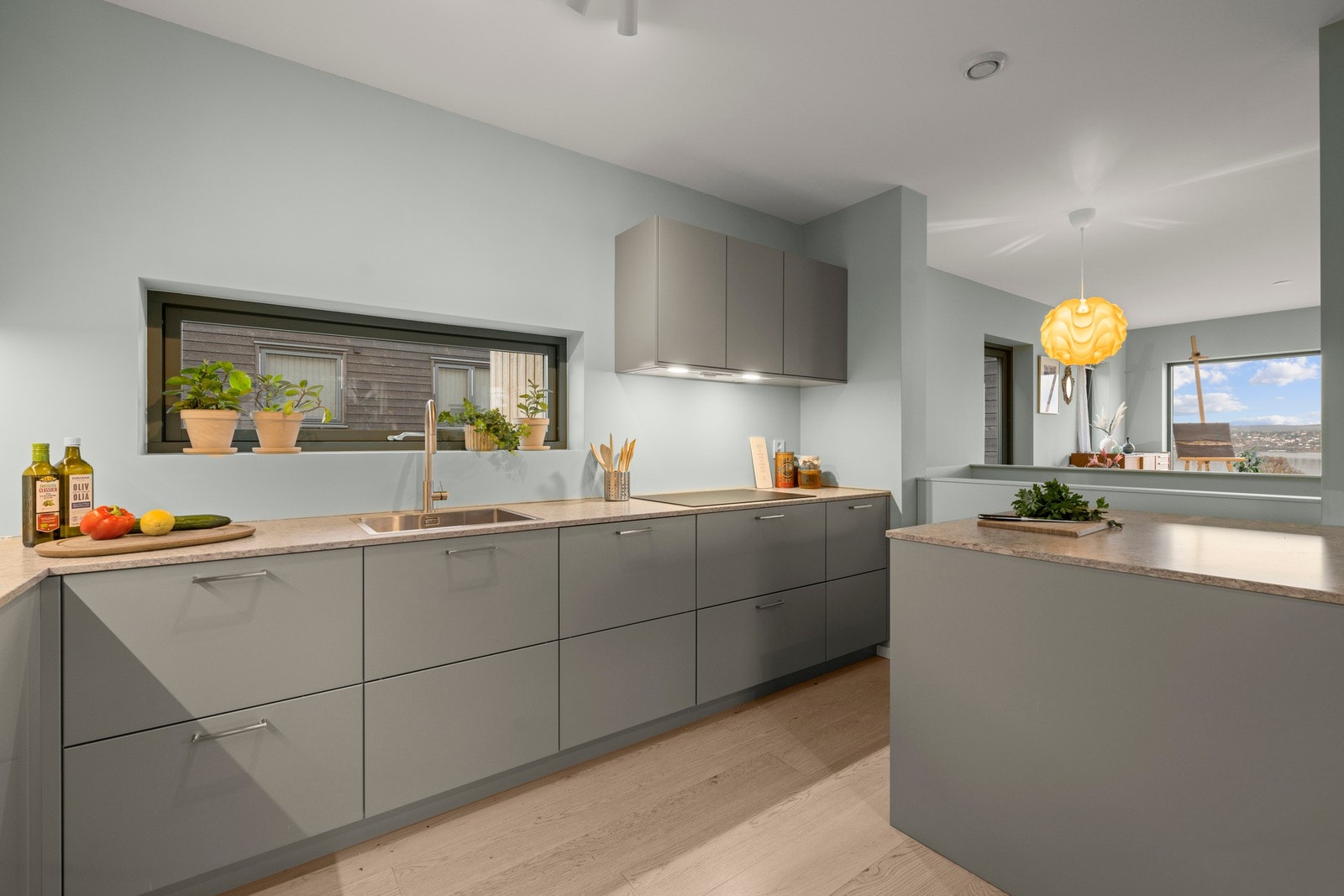 Boligens kjøkken fremstår som moderne, funksjonelt og stilrent. Galleribilde