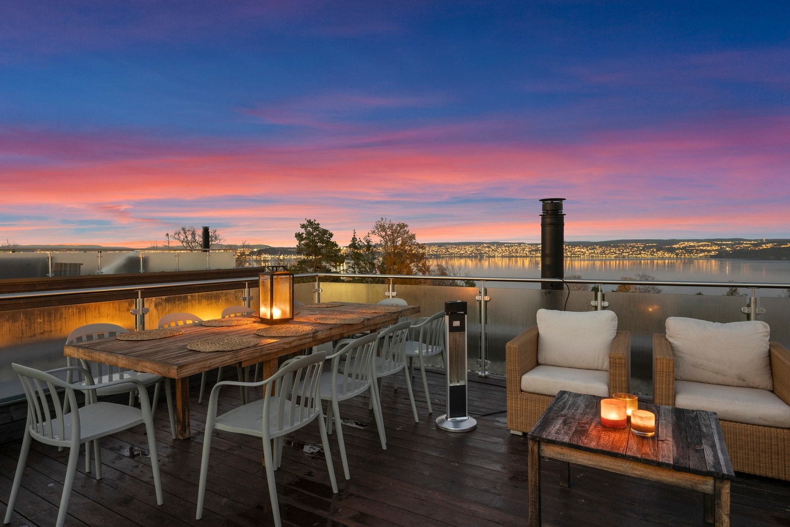 Spektakulær takterrasse på ca. 42 kvm med nydelig utsikt og gode solforhold. Galleribilde