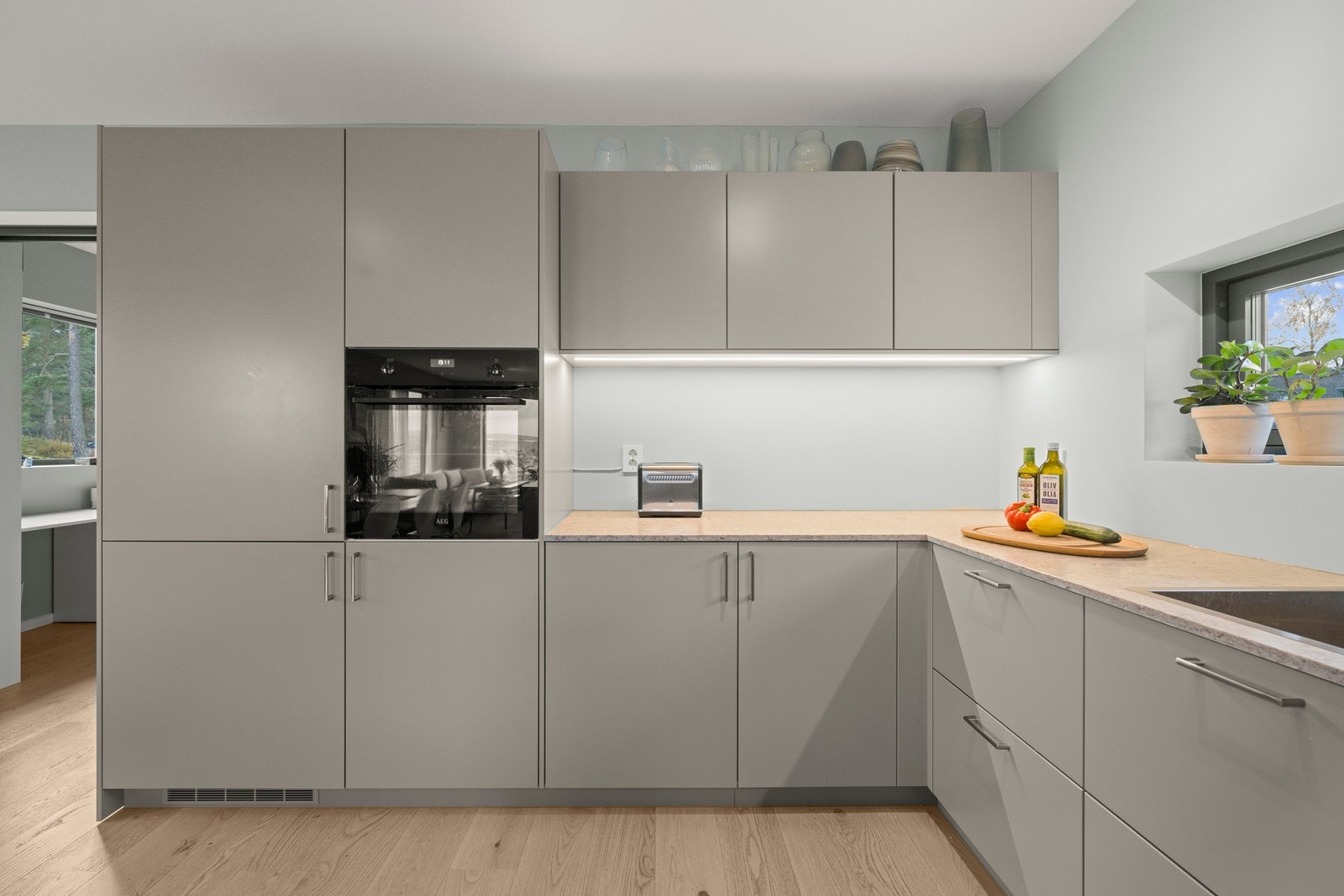 Videre er kjøkkenet utstyrt med integrerte hvitevarer fra AEG, som induksjonstopp, stekeovn, oppvaskmaskin og et ekstra bredt kjøl-/fryseskap (75 cm). Galleribilde