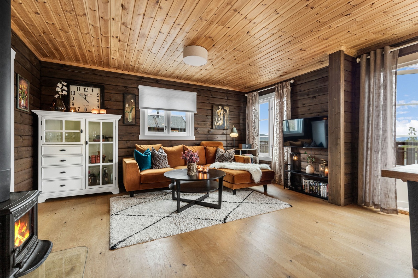 I stuen er det godt med plass til større møbler og peis for ekstra kos og hygge. Galleribilde