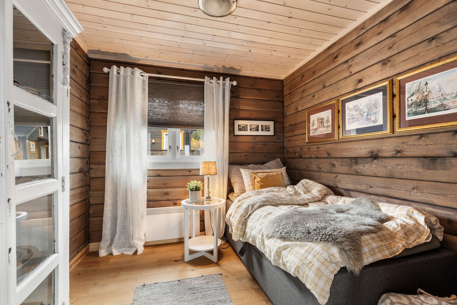 Hovedsoverom nede er i dag benyttet som gjesterom. Her får du god plass til garderobeskap og dobbelseng. Galleribilde