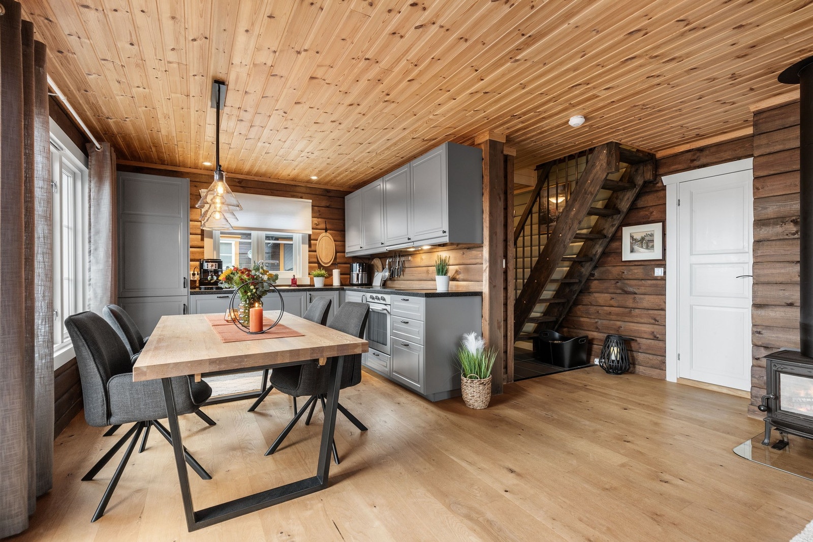 I stue/kjøkken er det vinduer i 3 himmelrettninger som gir godt med naturlig lys. Galleribilde