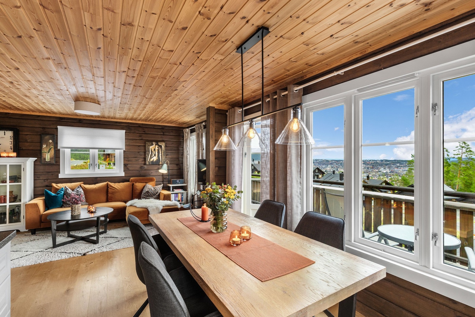 Stuen er oppvarmet med gulvvarme. Parkett gulv, tømmerveger og panel i himling gir en skikkelig hyttefølelse. Galleribilde