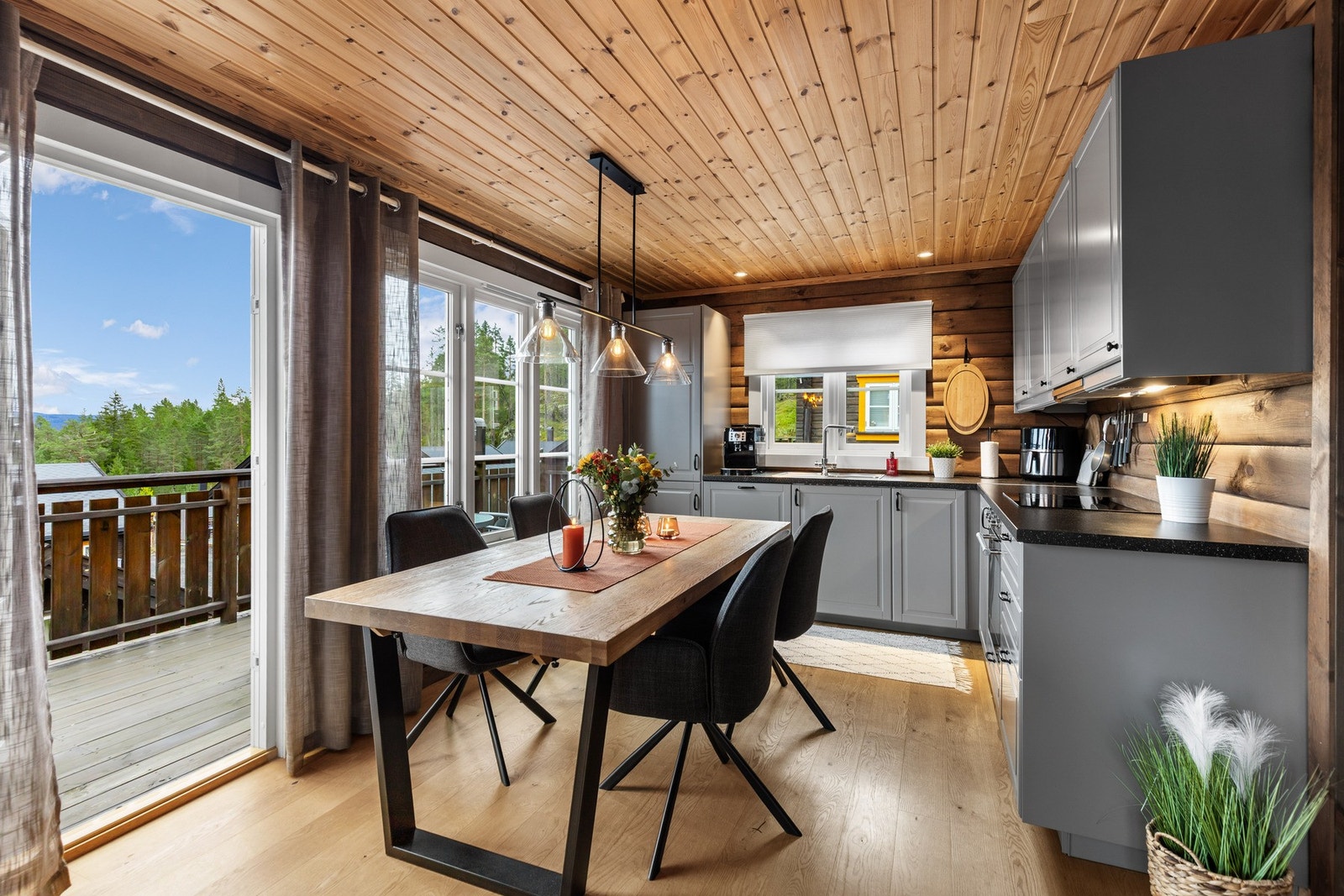 Fra kjøkken/stue er det utgang til terrassen. Galleribilde