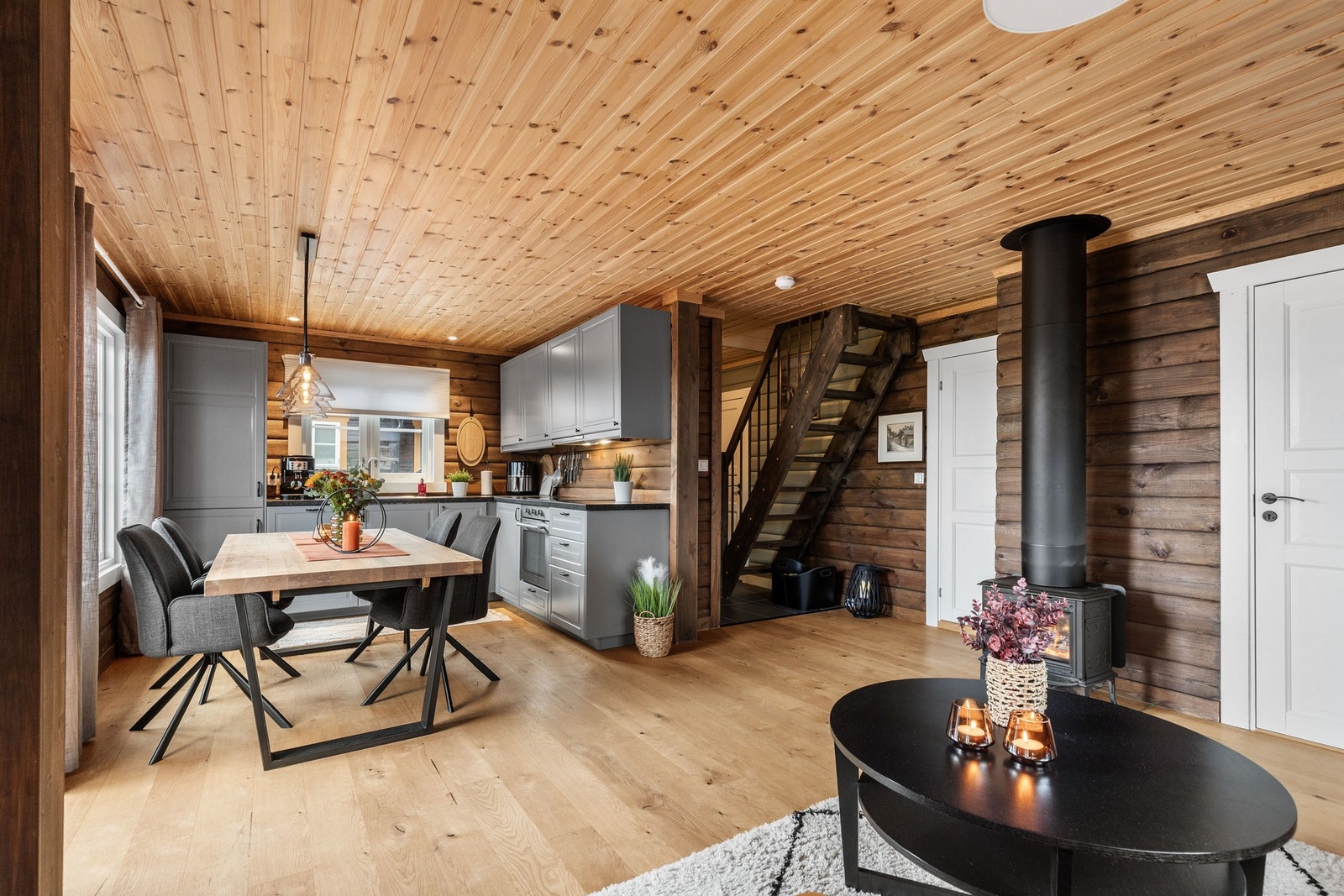 Ved kjøkkenet er det plass til større spisegruppe. Galleribilde