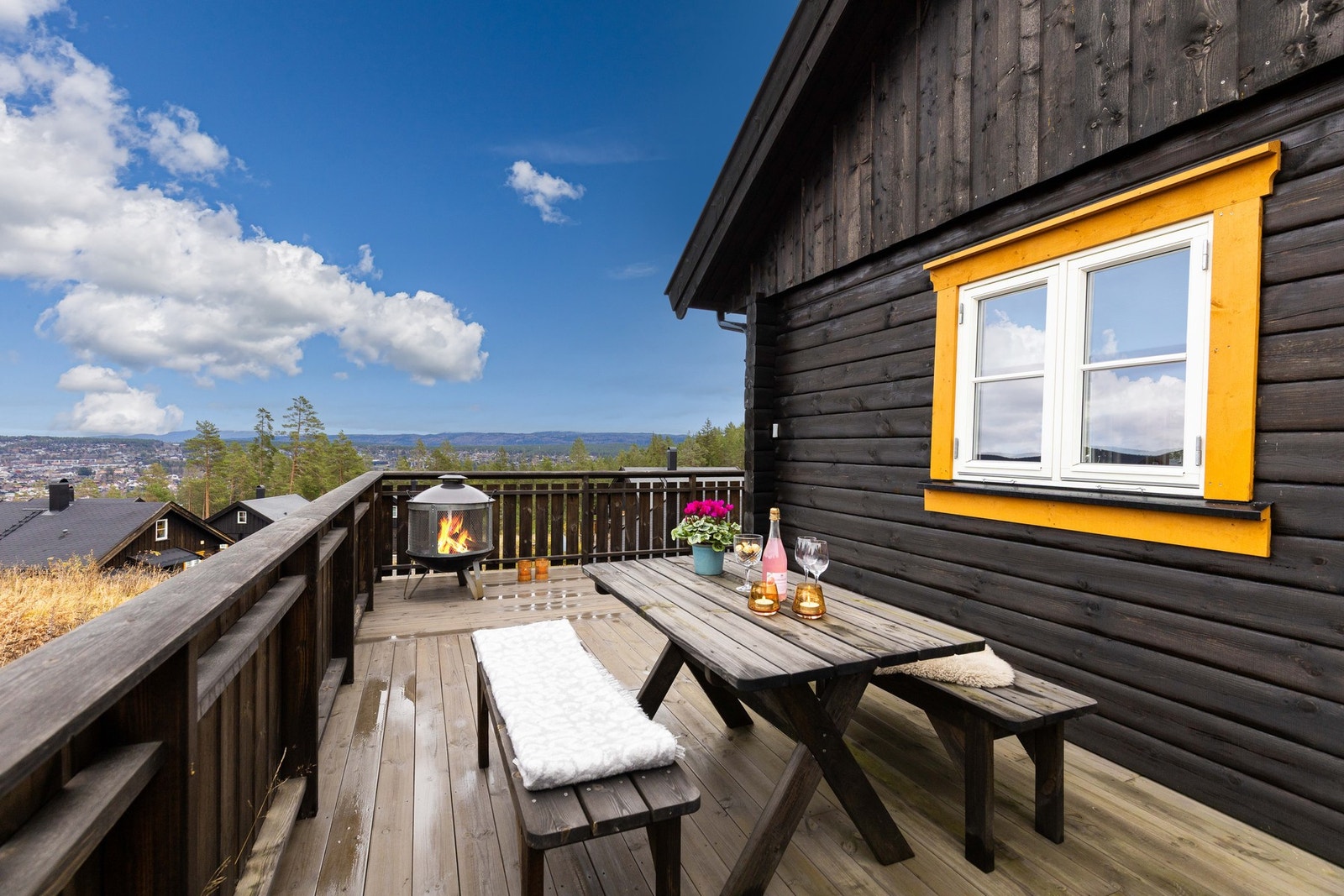 Romslig terrasse hvor du kan flytte deg etter solen. Galleribilde
