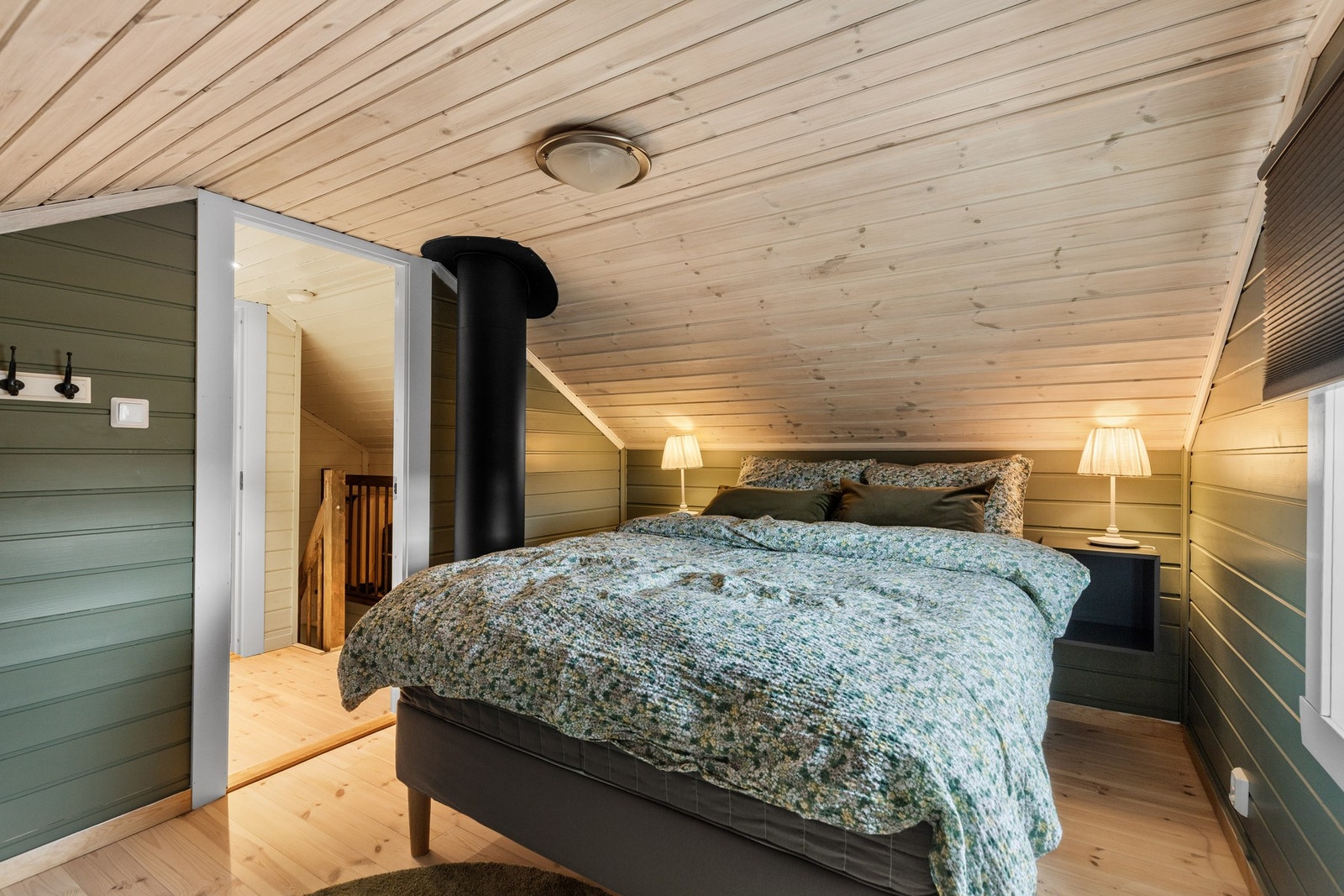 2. etasje byr på 2 gode rom som i dag er innreder som soverom. Galleribilde