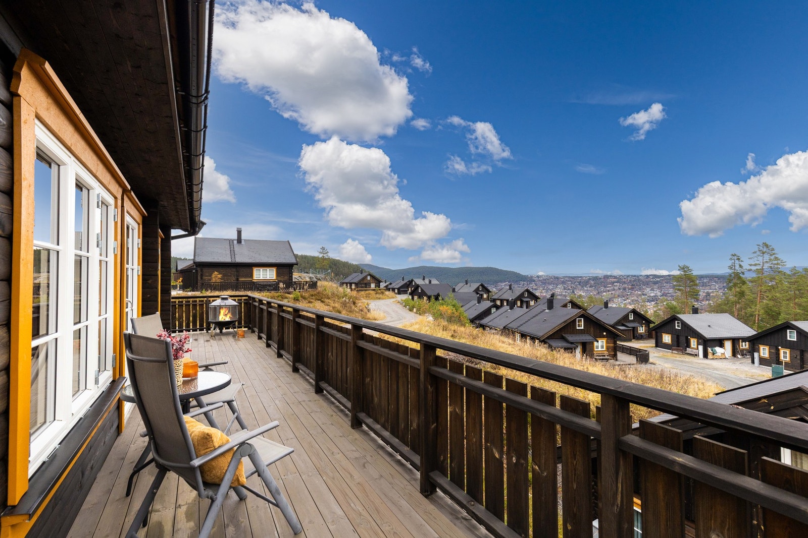 Terrassen strekker seg rundt store deler av hytten - her kan du enkelt flytte deg etter solen. Galleribilde