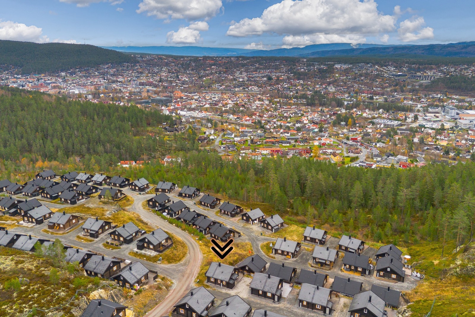 Hytten ligger en kort kjøretur fra Kongsberg sentrum med flere fasiliteter og servicetilbud. Galleribilde