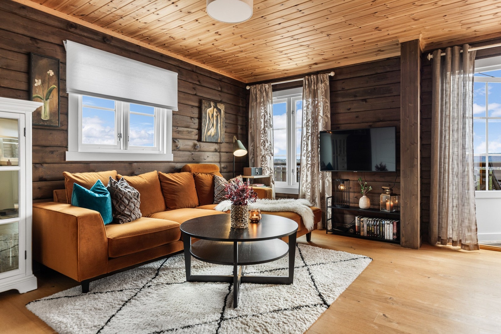 Det er svært lite innsyn til stuen samt rikelig med vinduer og naturlig lys. Galleribilde