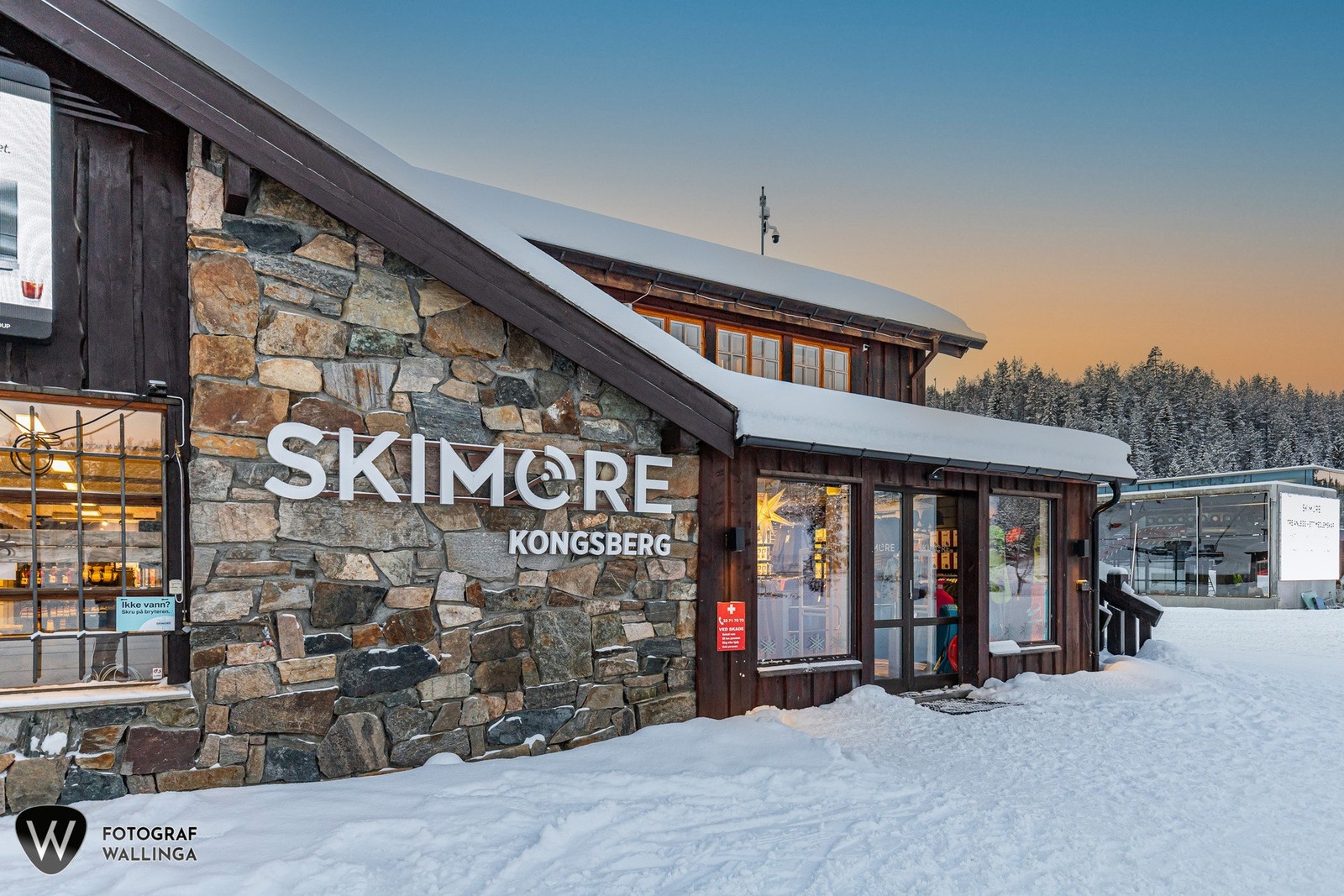 Skianlegget har en høydeforskjell på 330 meter og har til sammen ca. 12 kilometer med preparerte løyper, stolheis og 5 skitrekk, samt en park med big jumps, rails og egen heis. Kongsberg er kjent som et eldorado for snowboardere og jibbere. Galleribilde