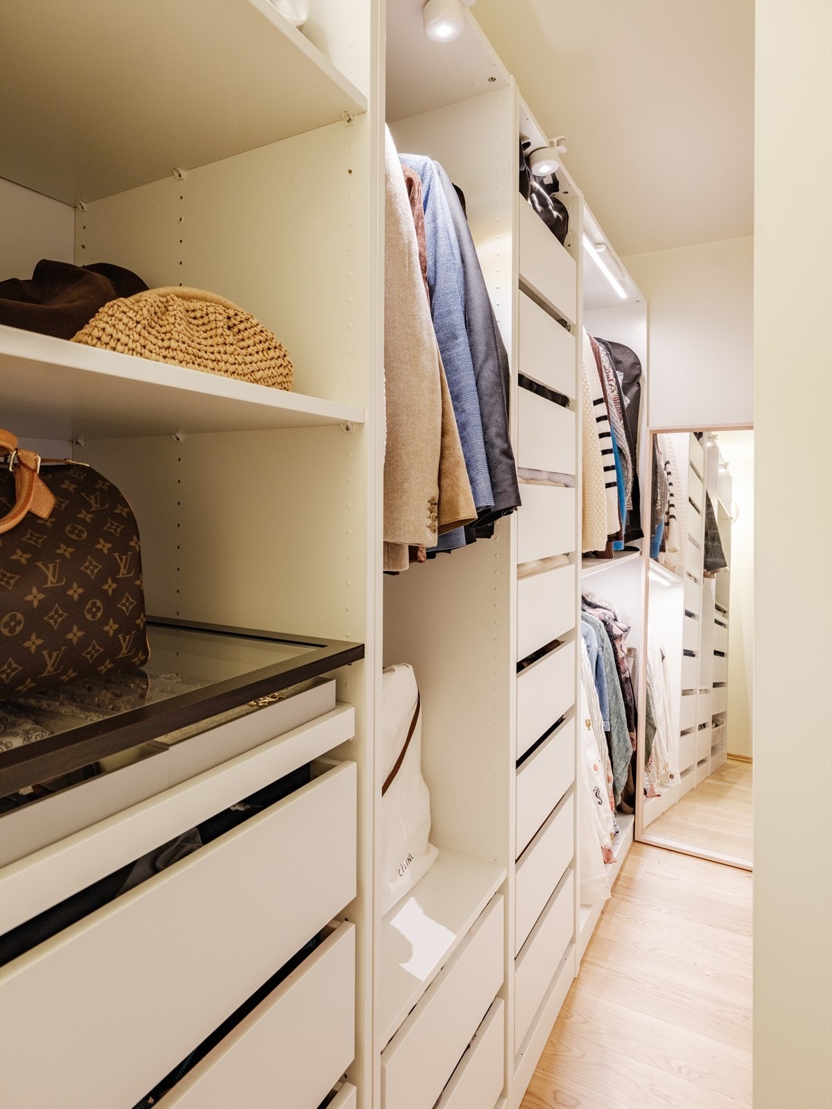 I tillegg er det enda mer oppbevaringsmuligheter i "walk-in-closet" som er delvis adskilt fra soverommet Galleribilde