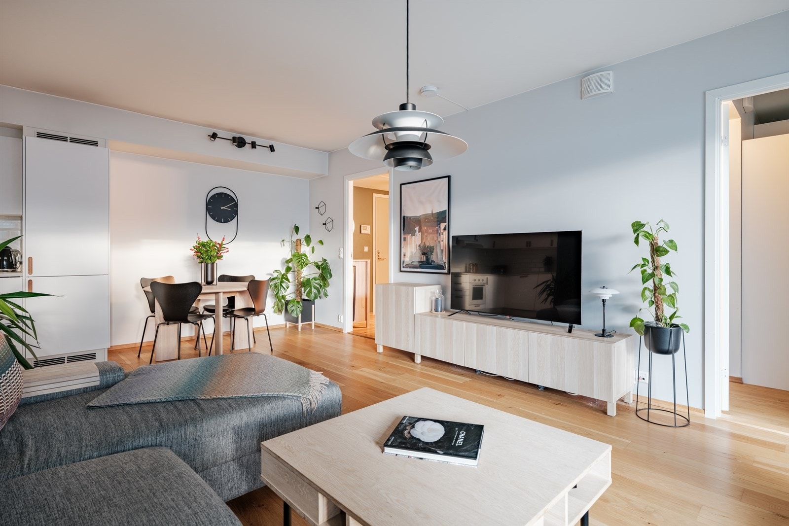 Rommet oppleves lyst og luftig, og kan enkelt møbleres med sofa, TV-møblement og spisebord. Galleribilde