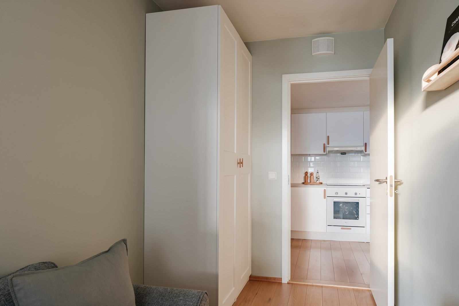 Her er det plass til kontorpult, seng og garderobe Galleribilde