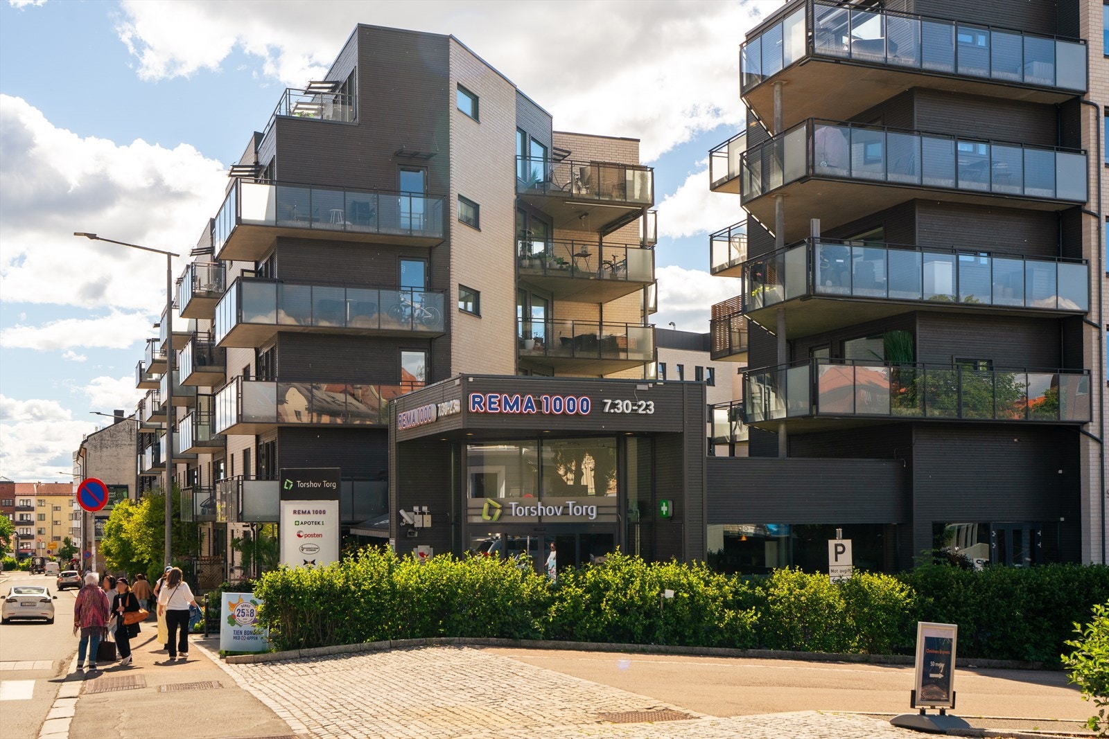 Leiligheten ligger nesten vegg-i-vegg med Torshov Torg hvor du finner Rema 1000, Posten, Apotek 1, Sushi og blomsterbutikk m.m. Galleribilde