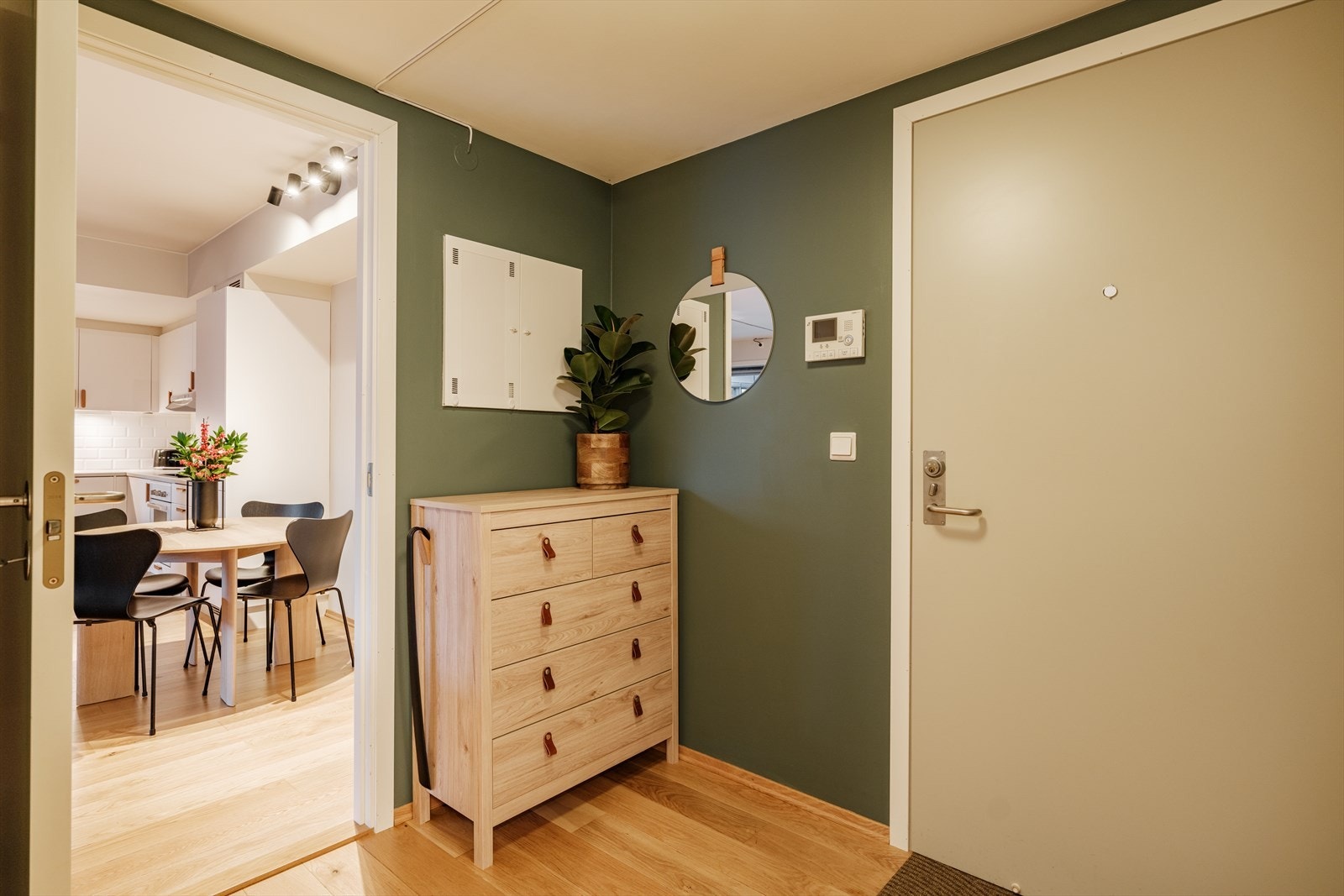 Innbydende og romslig entré som gir et godt førsteinntrykk. Her er det god plass til å henge fra seg yttertøy og plassere sko. Galleribilde