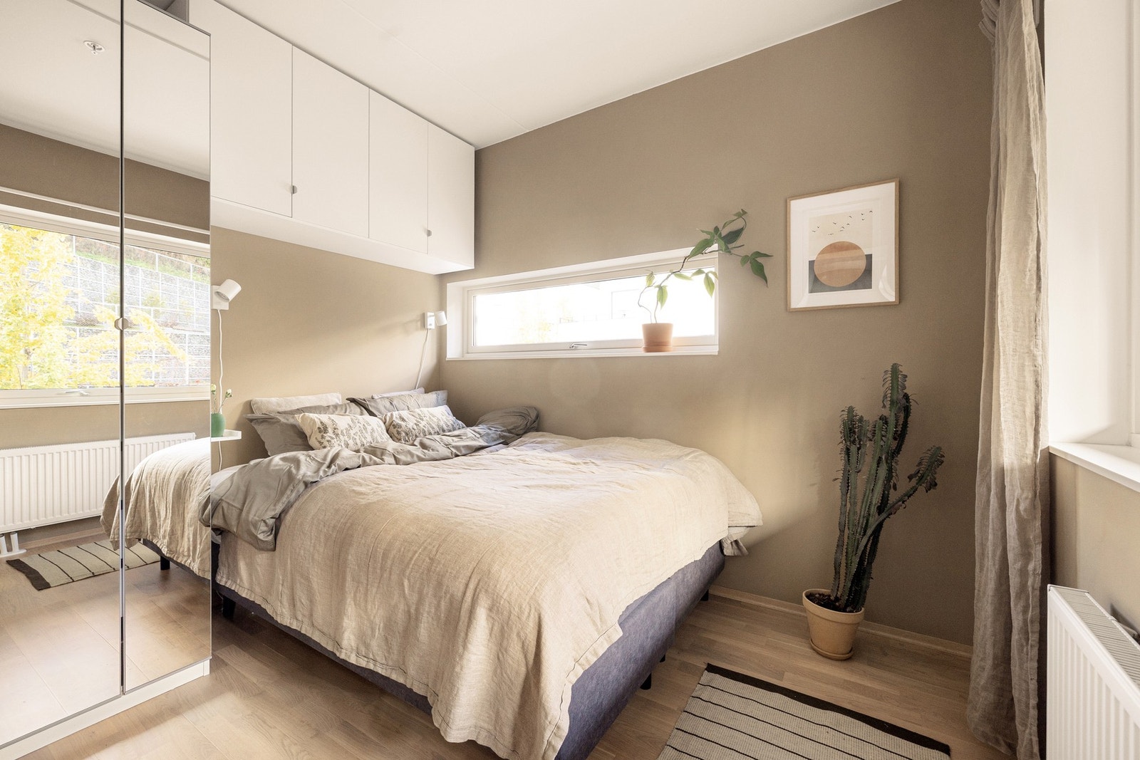 Romslig soverom som har god plass til dobbeltseng. Galleribilde