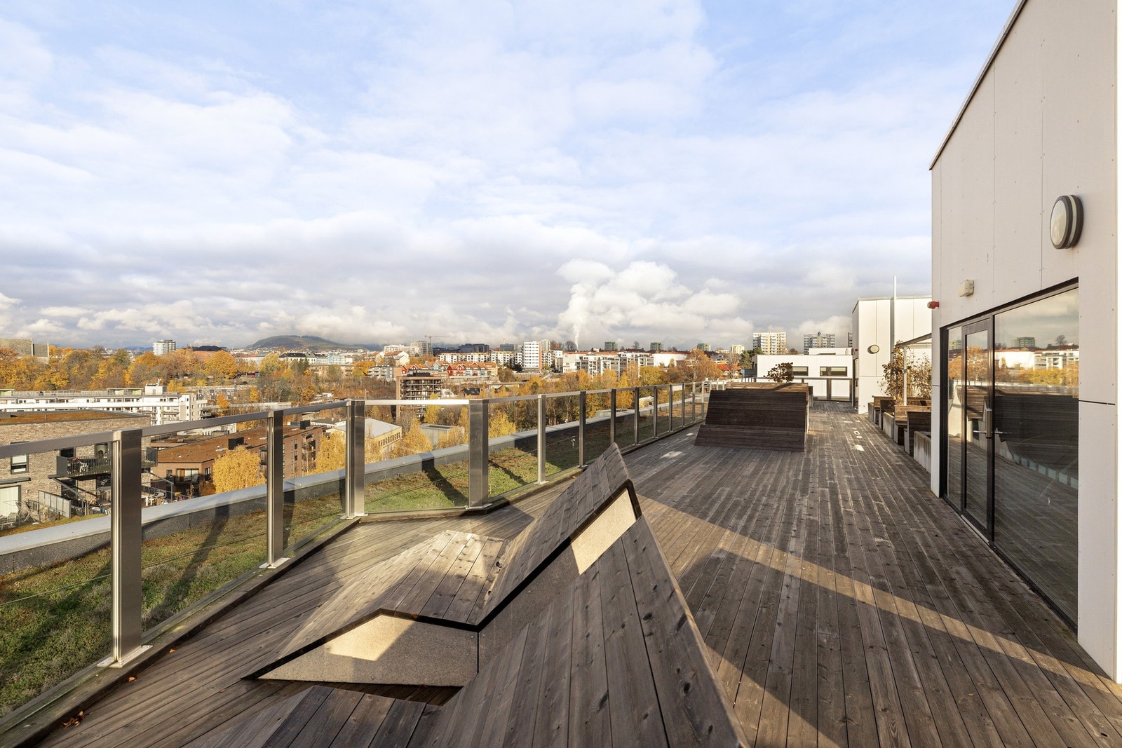 På takterrasen er det flere benker og sittegrupper, perfekt for å nye solfylte dager. Galleribilde