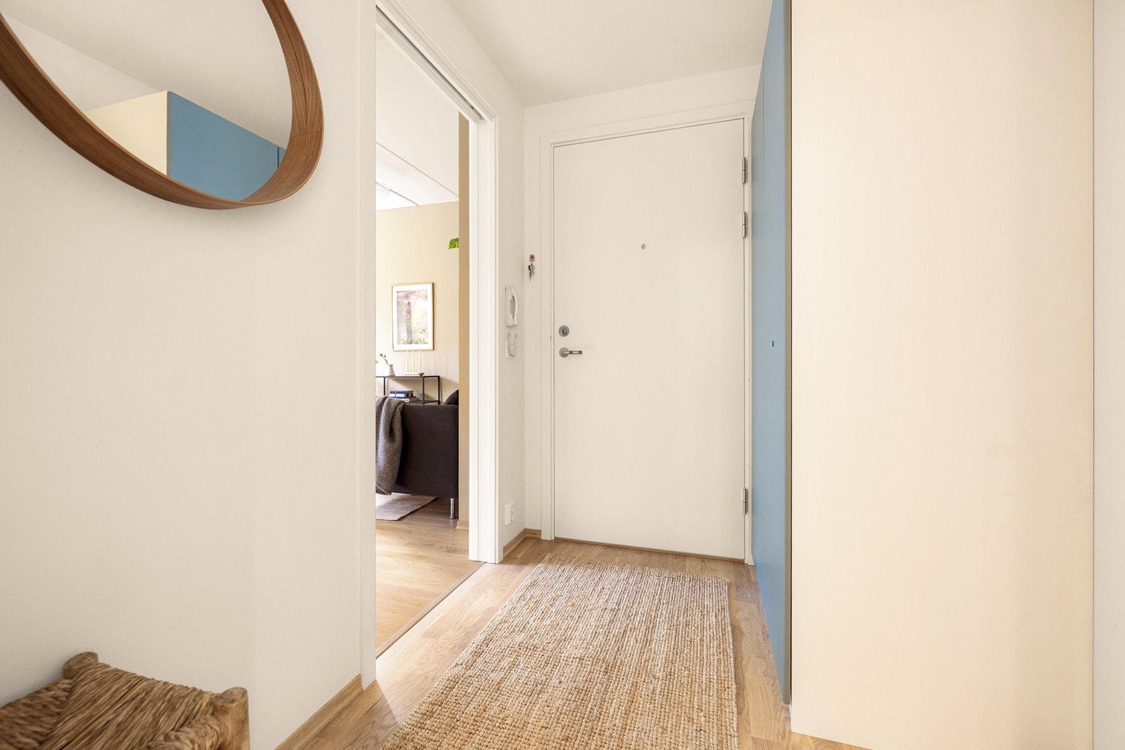 Flott og åpen entré. Her kan man fint henge fra seg jakker, plassere sko og mer. Galleribilde