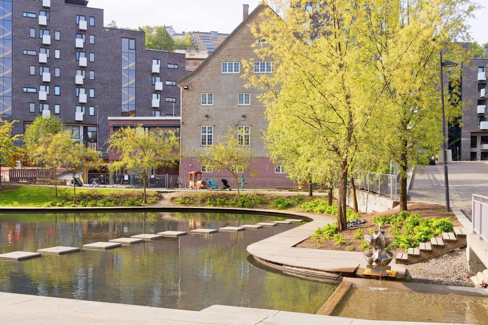 Kværnerbyen er pent opparbeidet og gjennomført med beplantninger, og det er flere hyggelige sitteplasser som her ved Kværnerdammen. Galleribilde