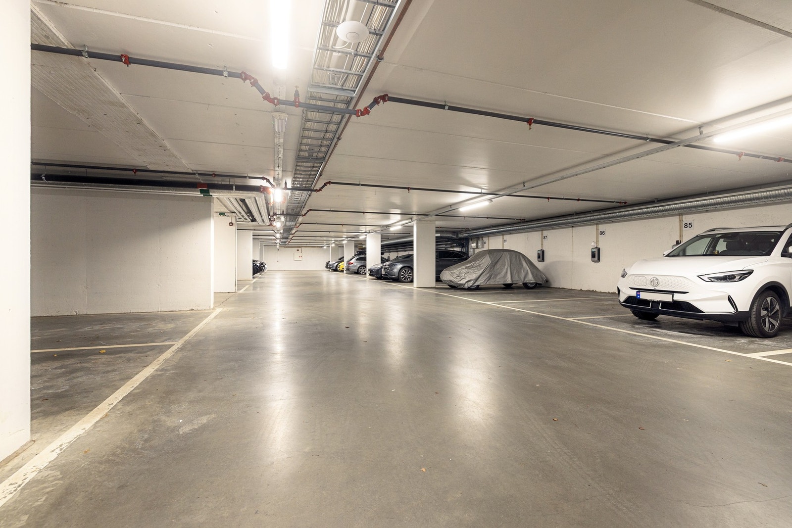 Det er et stort garasjeanlegg under boligene, hvor det tidvis er mulig å leie parkeringsplass internt i borettslaget. Galleribilde