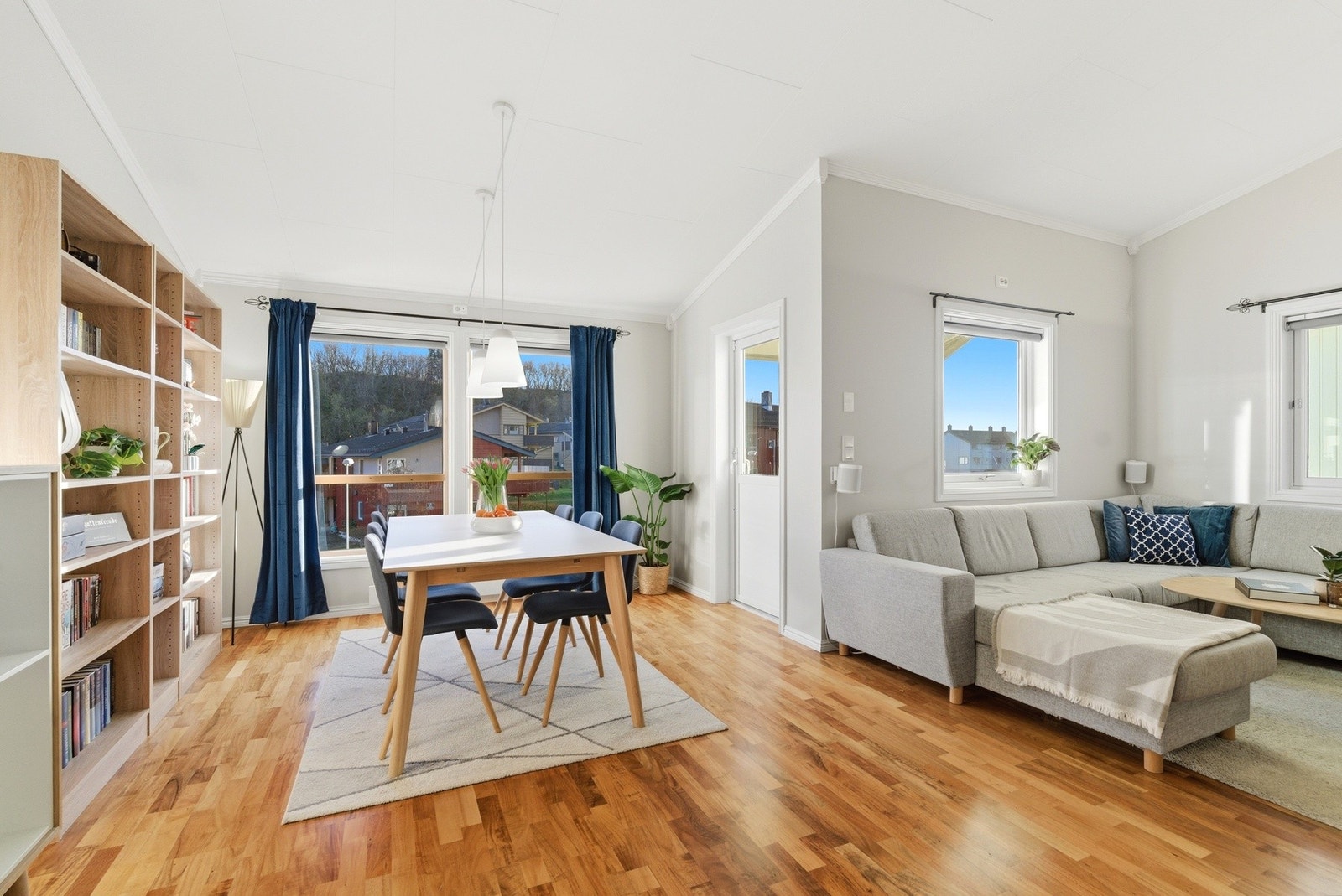 Det er god takhøyde i stuen som gir en luftig og åpen atmosfære Galleribilde