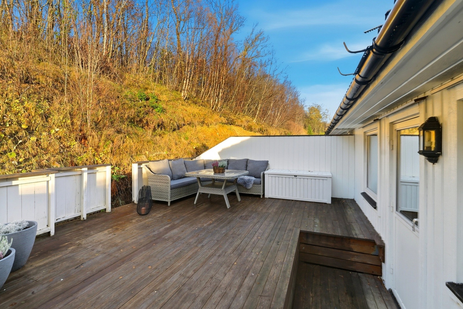 Lun og usjenert terrasse på baksiden av boligen, med god plass til sittegruppe og grill. Galleribilde