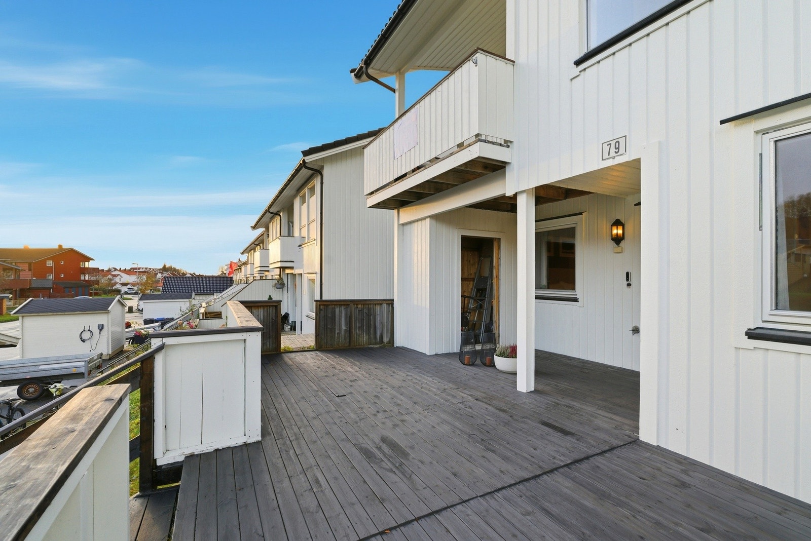 Terrasse i front og bak boligen - Takoverbygget altan med utgang fra stue Galleribilde