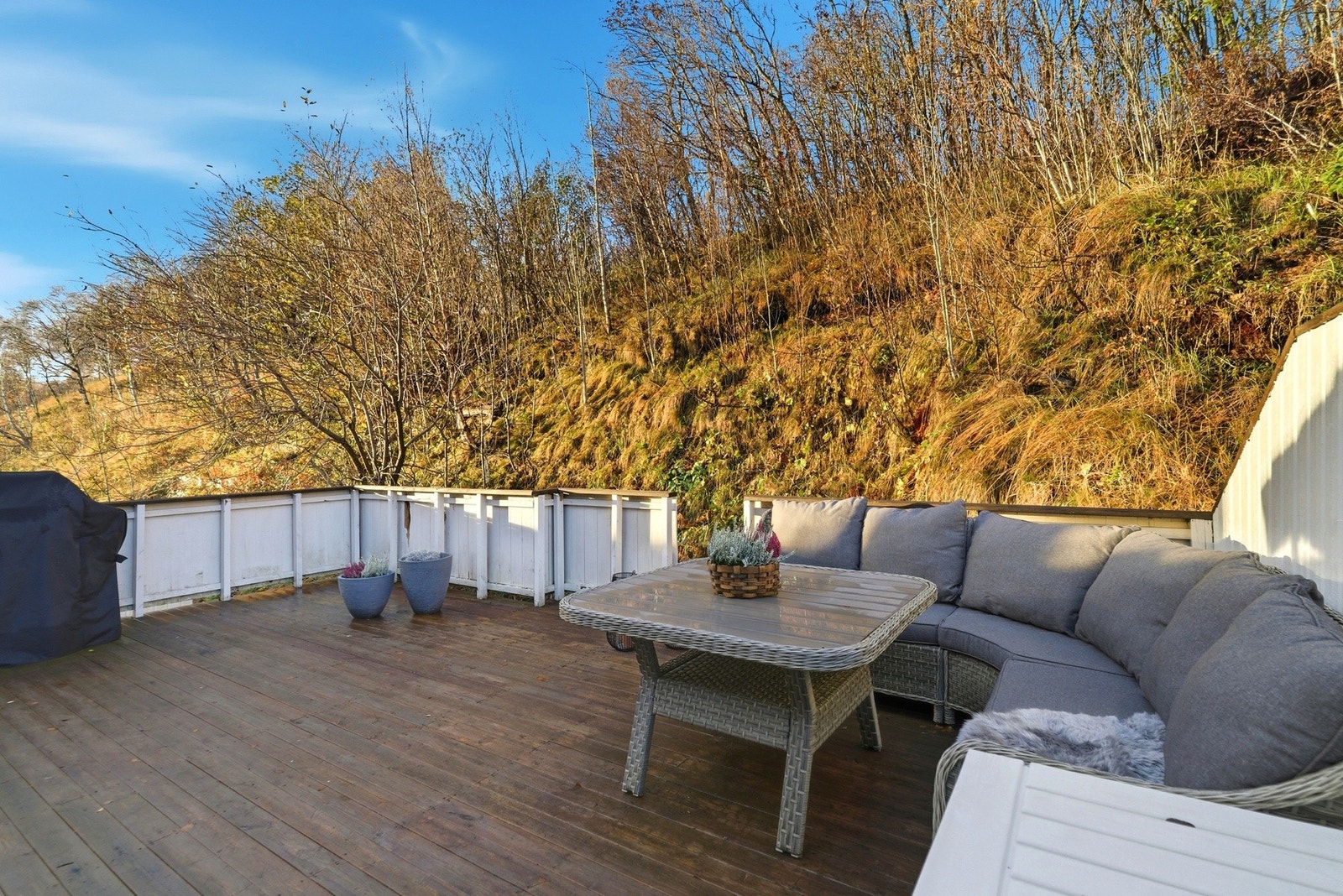 Lun og usjenert terrasse på baksiden av boligen, med god plass til sittegruppe og grill. Galleribilde