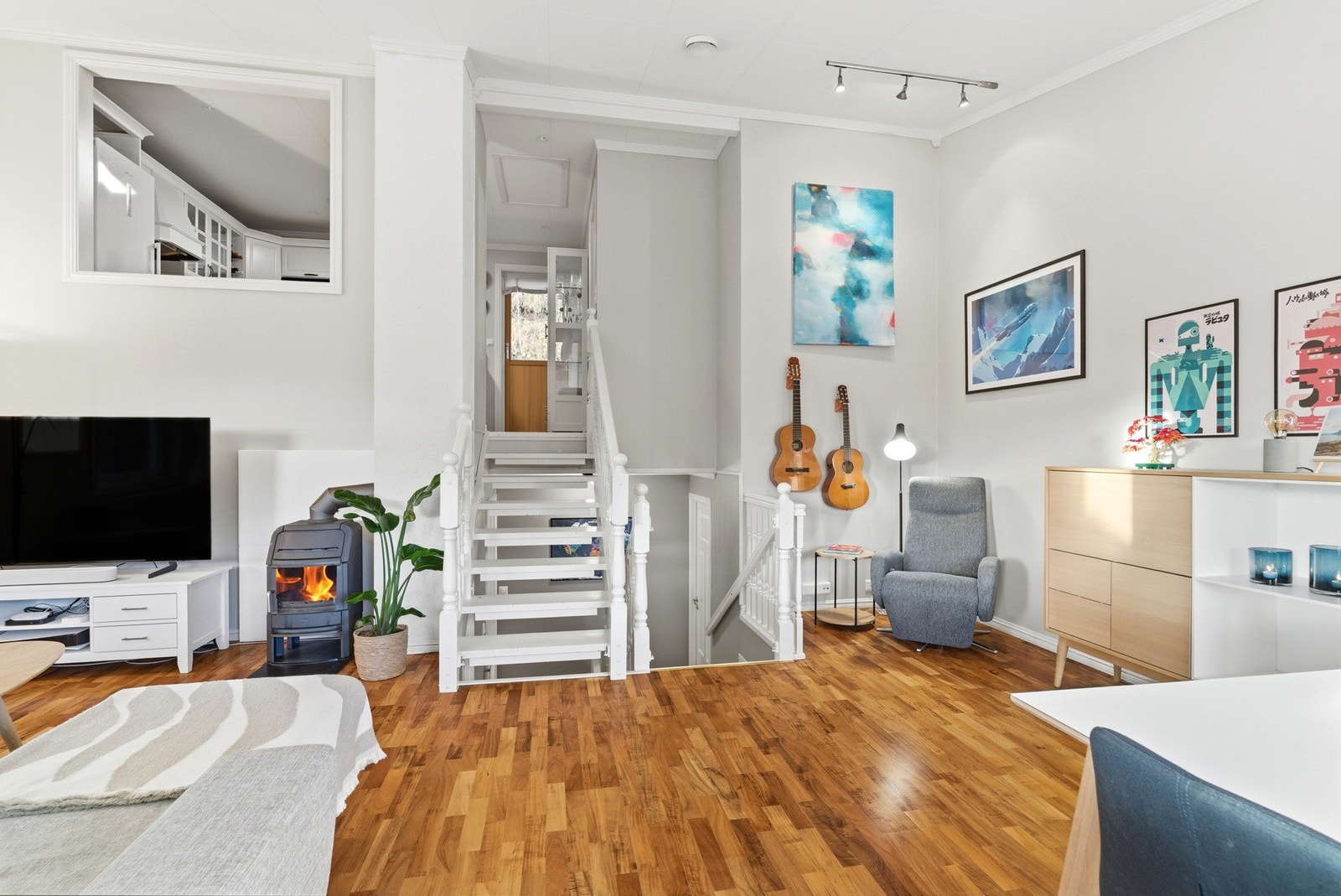 Fra stuen er det trapp opp til kjøkken Galleribilde