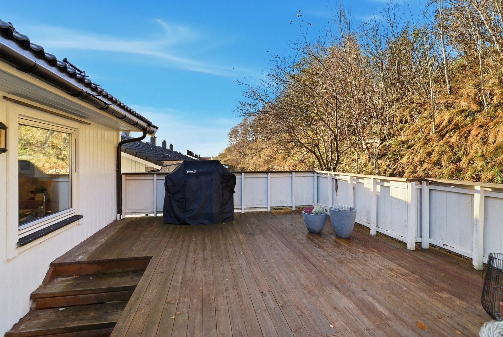 Lun og usjenert terrasse på baksiden av boligen Galleribilde
