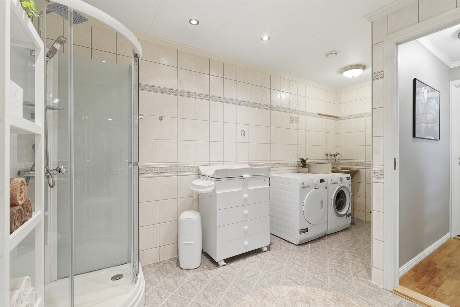 Det er opplegg for vaskemaskin og skyllekar - Oppleves som romslig Galleribilde