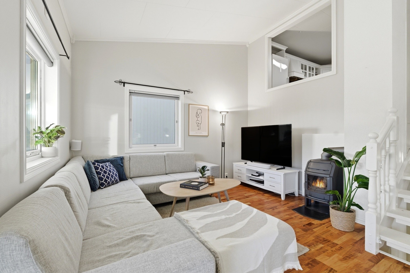 Stuen har vedovn som gir god varme og kos på kalde dager. Galleribilde