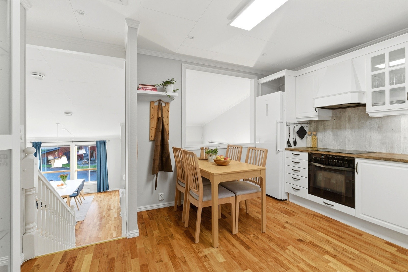 Det er plass til spisegruppe på kjøkkenet - Adkomst via luke i tak til kaldloft Galleribilde