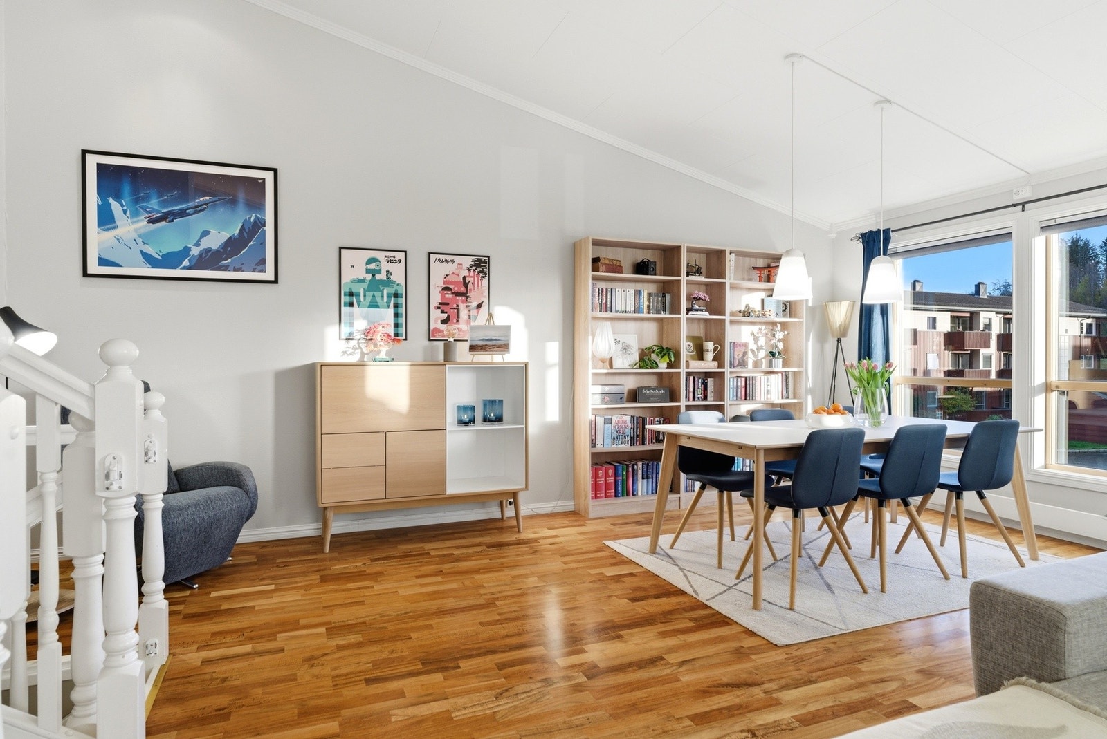 Romslig stue med god plass til både sitte- og spisegruppe Galleribilde