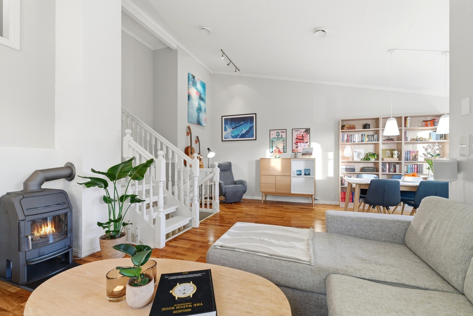 Romslig stue med vedfyring Galleribilde