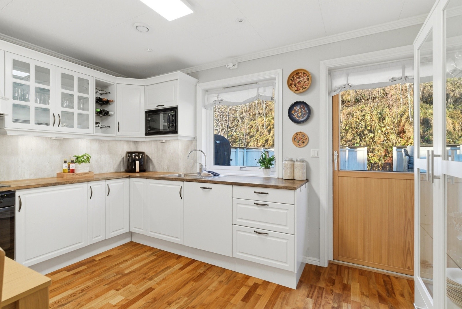 Utgang til terrasse på baksiden av boligen fra kjøkkenet. Galleribilde