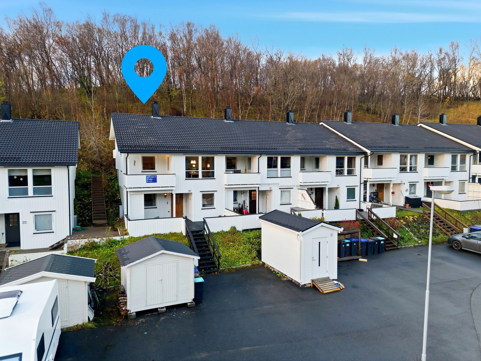 Boligen ligger fint til på enden av rekken - God plass til parkering - Utebod Galleribilde
