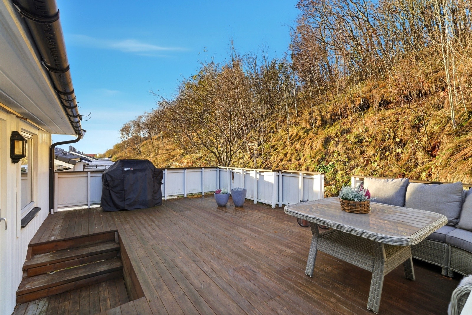 Lun og usjenert terrasse på baksiden av boligen Galleribilde