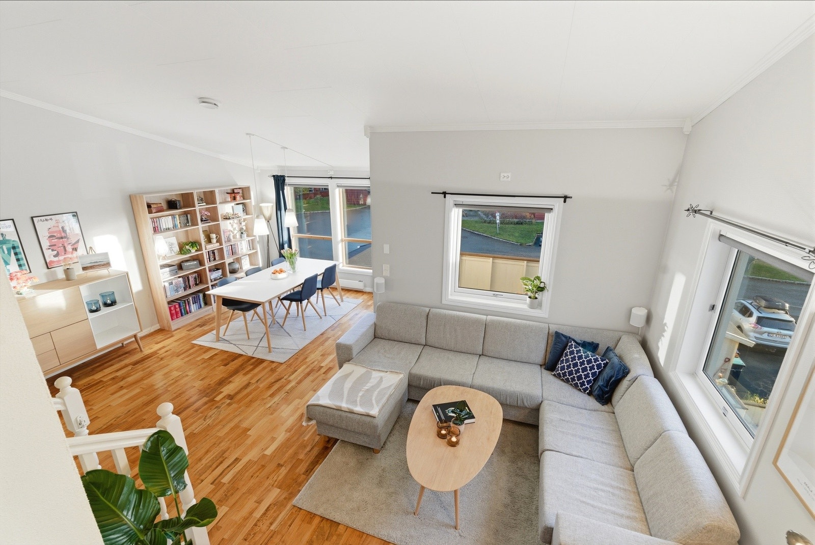 Oversiktsbilde av stue, sett fra kjøkken - Merk takhøyden! Galleribilde