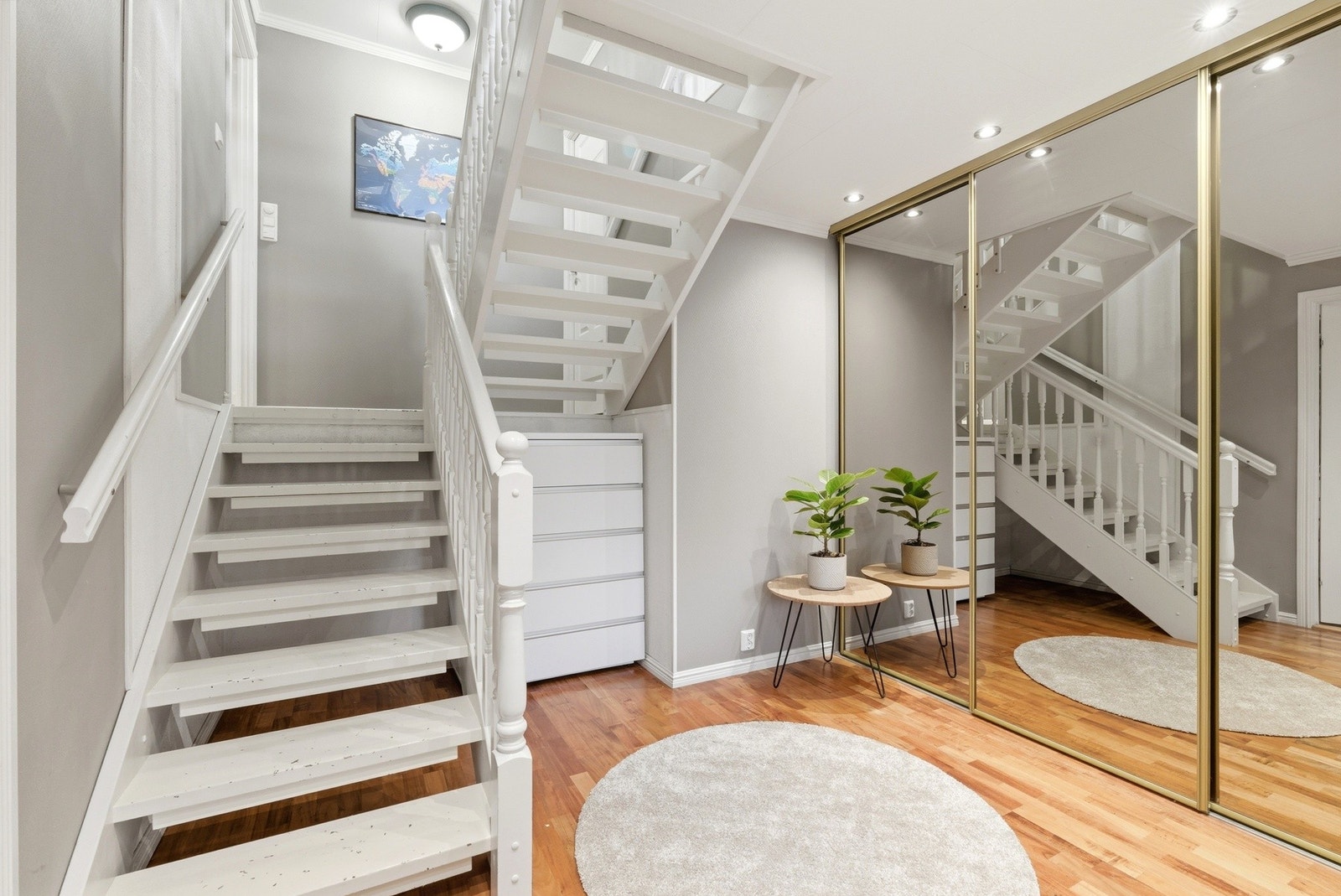 Gang med god plass til oppbevaring i skyvedørsgarderobe med speildører Galleribilde