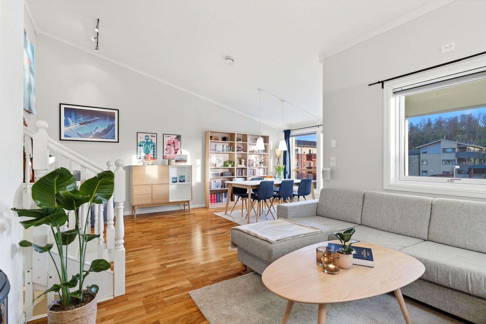 Stor stue med ekstra takhøyde som gir en åpen og luftig atmosfære i rommet Galleribilde