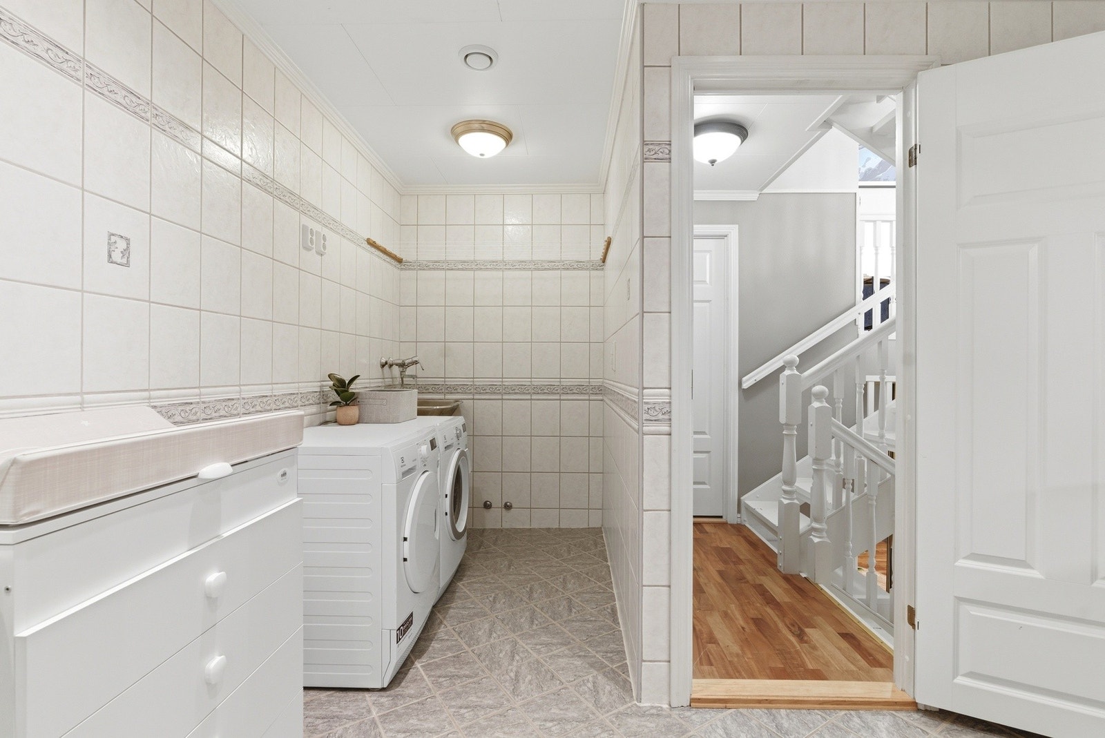 Romslig og pent flislagt bad med varmekabler i gulvet. Galleribilde