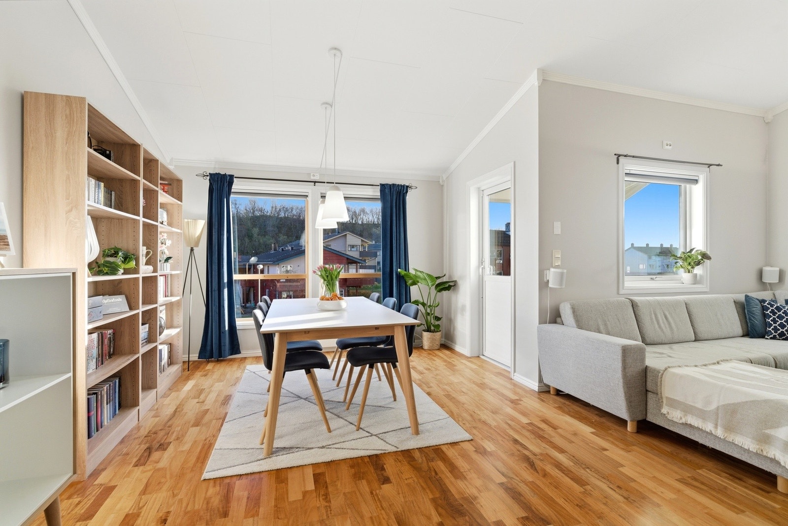 Flere vindusflaterslipper inn godt med naturlig - Utgang til takoverbygget altan Galleribilde