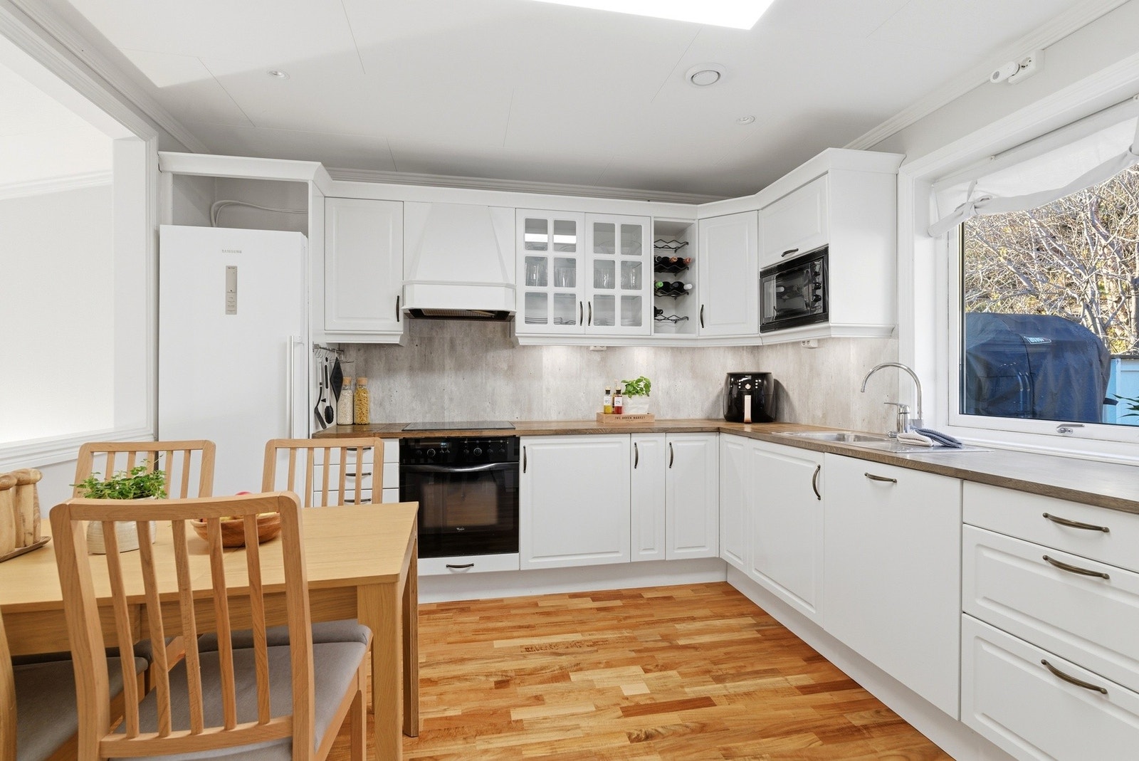 Lyst og flott kjøkken som er godt utbygget med skap- og benkeplass. Galleribilde